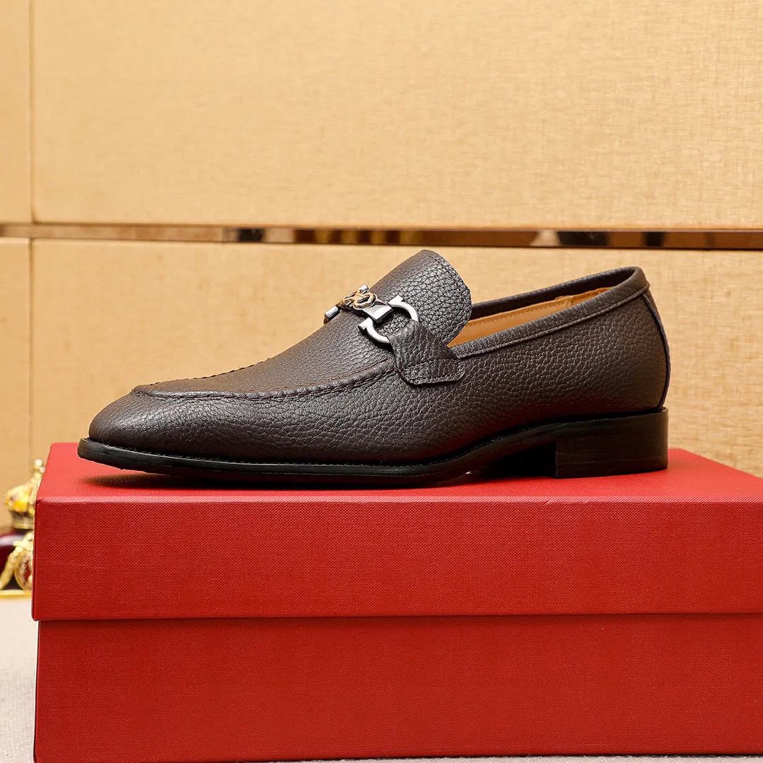 Men's shoes 💰460 💐 Product trademark: Ferragamo "Ferragamo" casual leather shoes Regular size: 38-44 (45🉑️customized) Product materials: Selected imported first-layer pebbled calfskin upper + luxury hardware buckle, imported water-dyed cow leather lining. Strong three-dimensional visual effect, original combination outsole Color: 2⃣️colors available